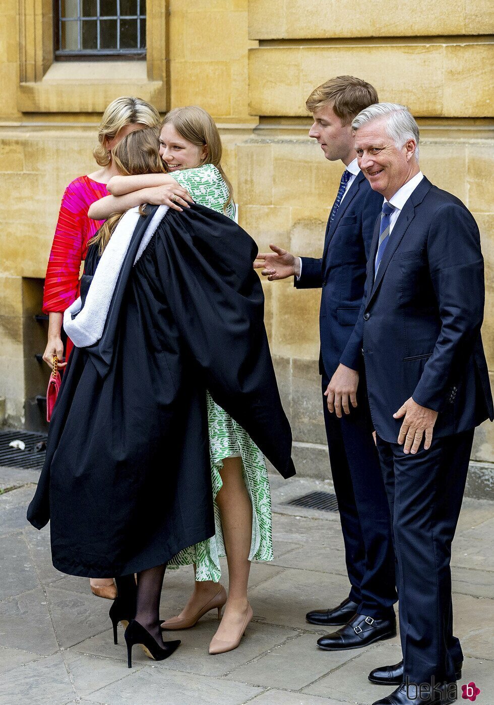 Elisabeth de Bélgica y Eléonore de Bélgica se abrazan en la graduación de Elisabeth de Bélgica