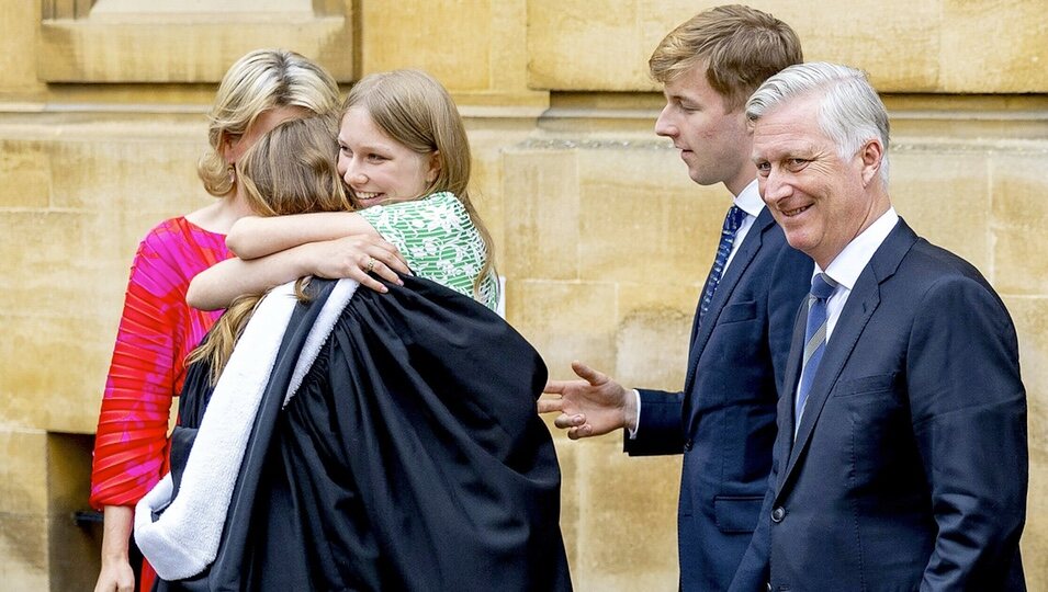 Elisabeth de Bélgica y Eléonore de Bélgica se abrazan en la graduación de Elisabeth de Bélgica