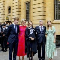 Felipe y Matilde de Bélgica y sus hijos Elisabeth, Emmanuel y Eléonore de Bélgica en la graduación de Elisabeth de Bélgica