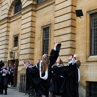 Elisabeth de Bélgica lanza su birrete al aire en su graduación en Oxford