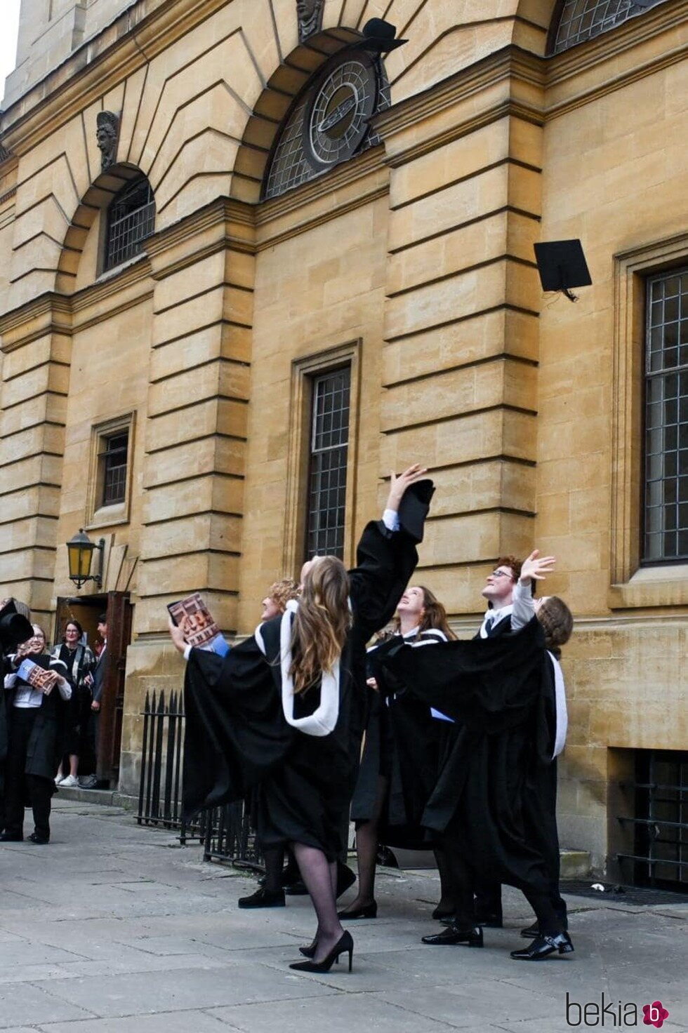 Elisabeth de Bélgica lanza su birrete al aire en su graduación en Oxford