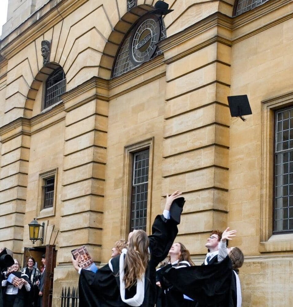 Elisabeth de Bélgica lanza su birrete al aire en su graduación en Oxford