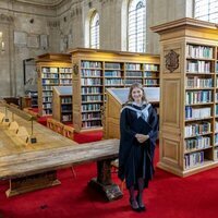Elisabeth de Bélgica en la Biblioteca del Lincoln College de Oxford en su graduación