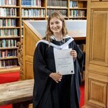 Elisabeth de Bélgica con su diploma universitario en su graduación en Oxford