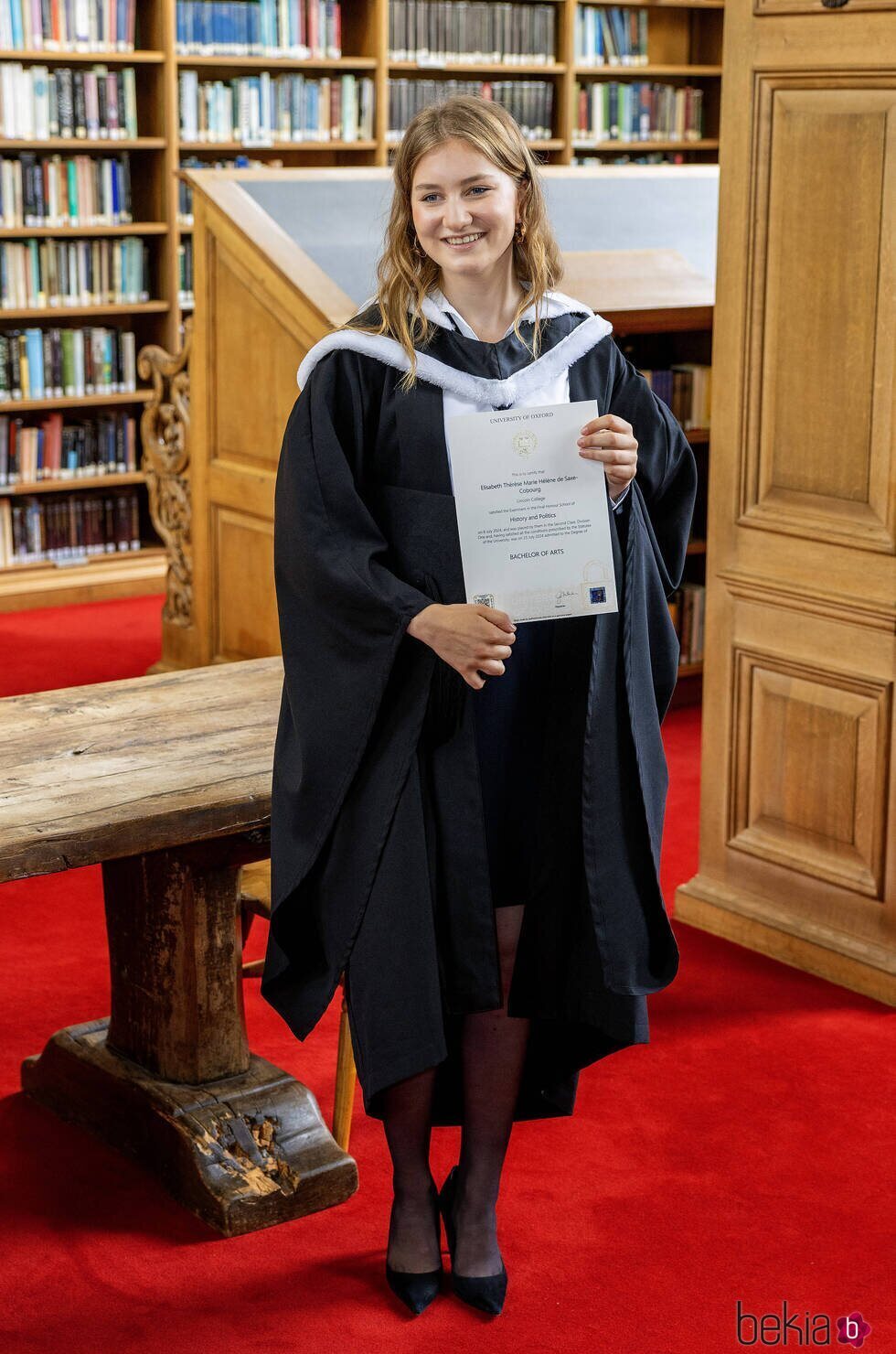 Elisabeth de Bélgica con su diploma universitario en su graduación en Oxford