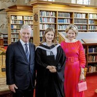 Felipe y Matilde de Bélgica y hija Elisabeth de Bélgica en la graduación de Elisabeth de Bélgica en Oxford