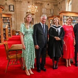 Elisabeth de Bélgica con sus padres y hermanos en su graduación en Oxford