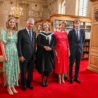 Elisabeth de Bélgica con sus padres y hermanos en su graduación en Oxford