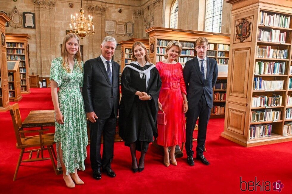 Elisabeth de Bélgica con sus padres y hermanos en su graduación en Oxford