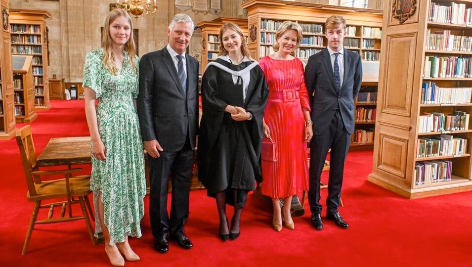 Elisabeth de Bélgica con sus padres y hermanos en su graduación en Oxford