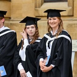 Elisabeth de Bélgica con la toga y el birrete en su graduación en Oxford