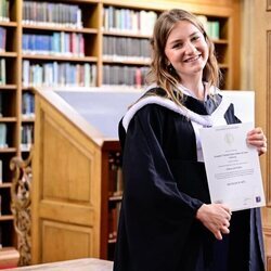 Elisabeth de Bélgica muestra su diploma universitario en su graduación en Oxford