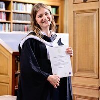 Elisabeth de Bélgica muestra su diploma universitario en su graduación en Oxford