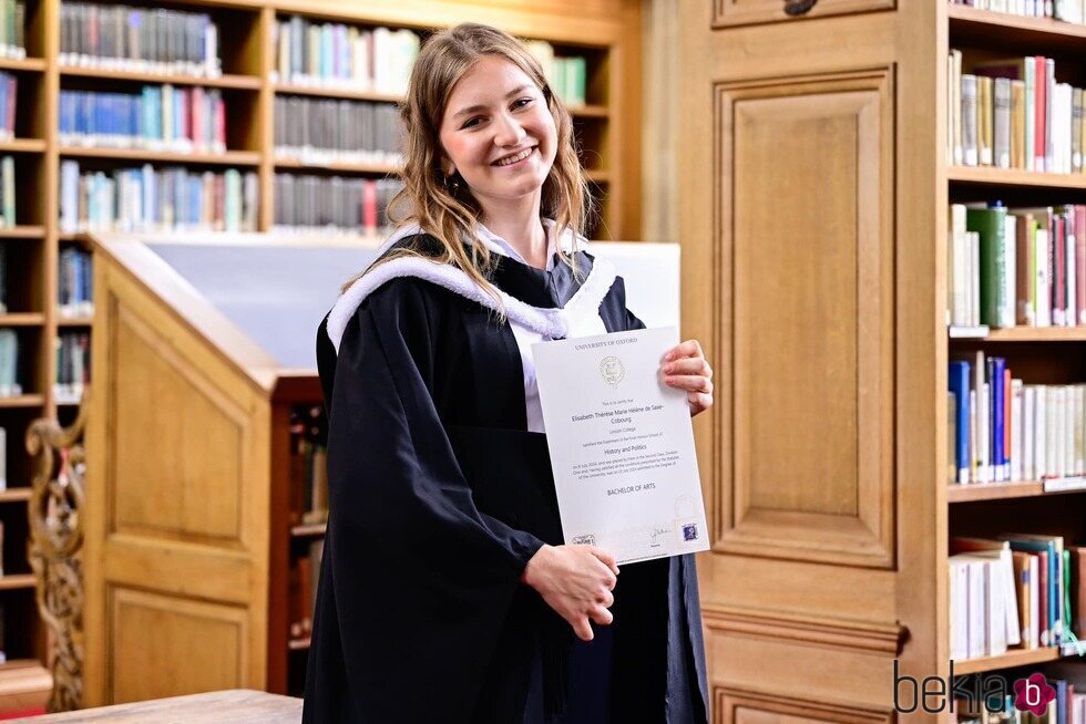 Elisabeth de Bélgica muestra su diploma universitario en su graduación en Oxford