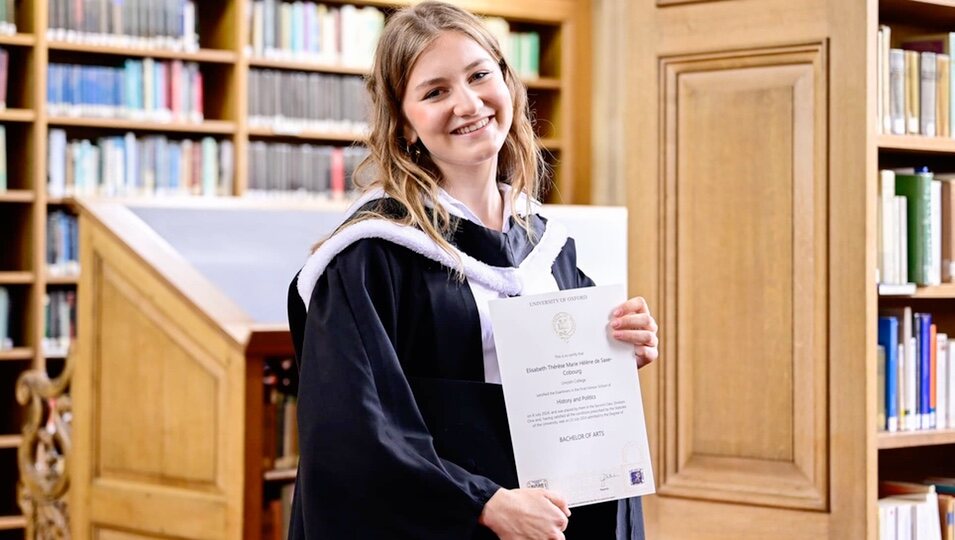 Elisabeth de Bélgica muestra su diploma universitario en su graduación en Oxford