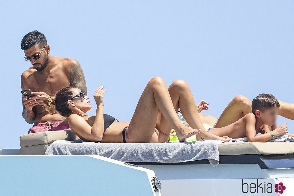 Tamara Gorro y Ezequiel Garay lucen tipazo tomando el sol en Ibiza