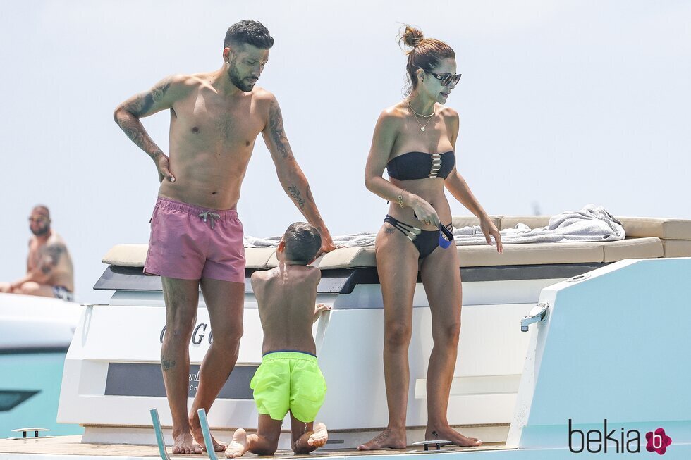 Tamara Gorro y Ezequiel Garay, los ex de vacaciones en Ibiza con sus hijos