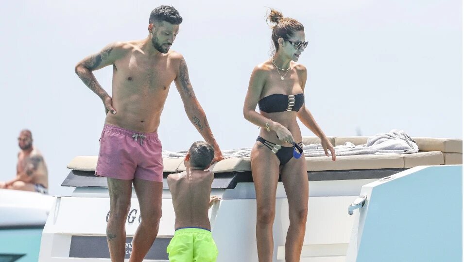 Tamara Gorro y Ezequiel Garay, los ex de vacaciones en Ibiza con sus hijos