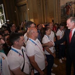 El Rey Felipe habla con miembros del Equipo Olímpico Español