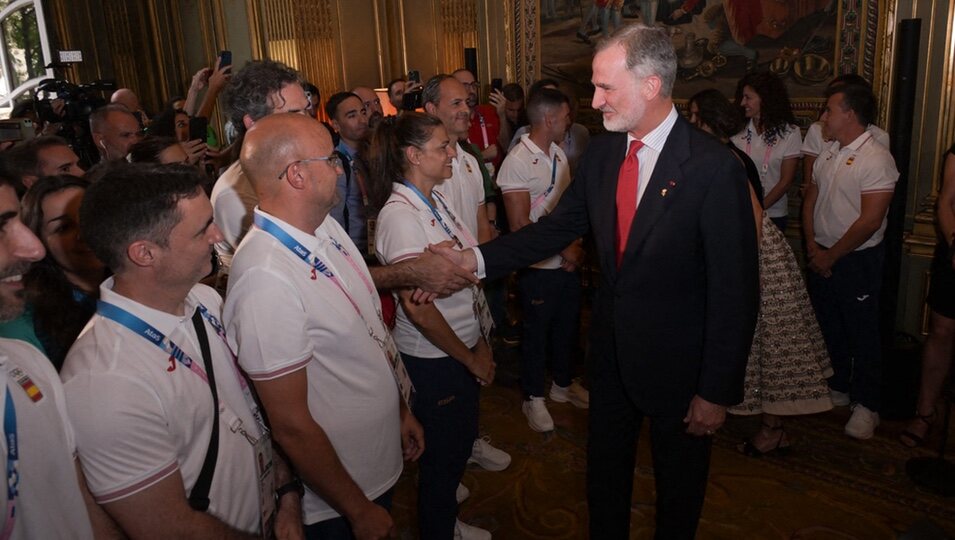 El Rey Felipe habla con miembros del Equipo Olímpico Español