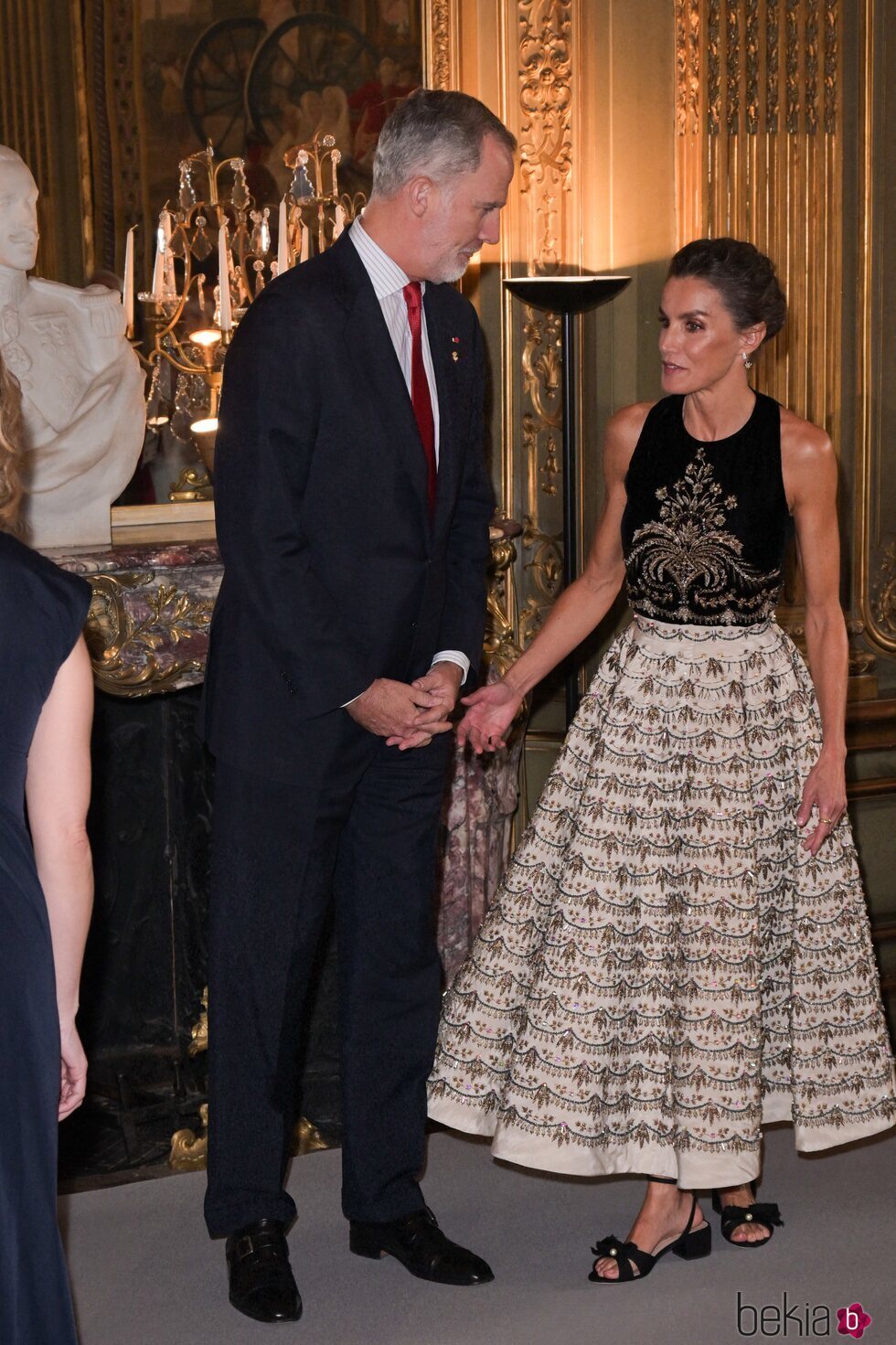 Los Reyes durante la recepción al Equipo Olímpico Español en la Embajada Española en París