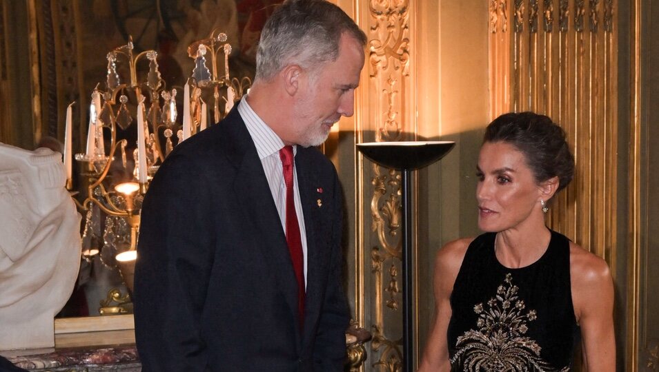 Los Reyes durante la recepción al Equipo Olímpico Español en la Embajada Española en París