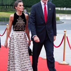 Los Reyes Felipe y Letizia a su llegada al Louvre para la cena de gala por los JJOO 2024