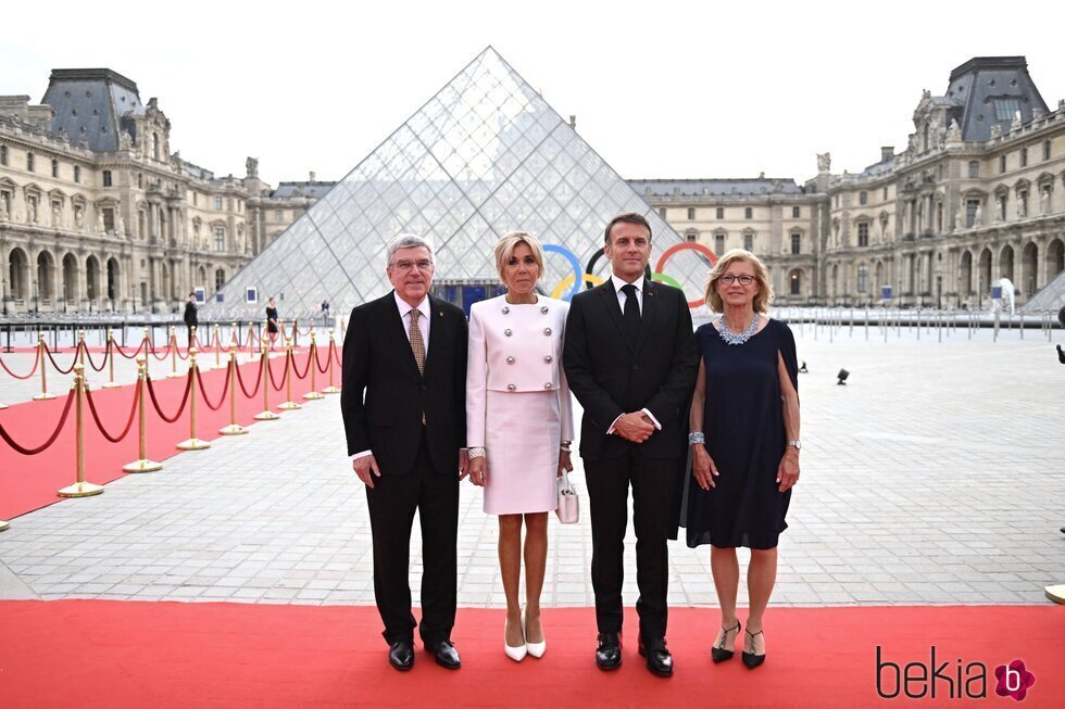 Emmanuel Macron y Brigitte Macron en la cena de gala en el Louvre con motivo de los JJOO 2024