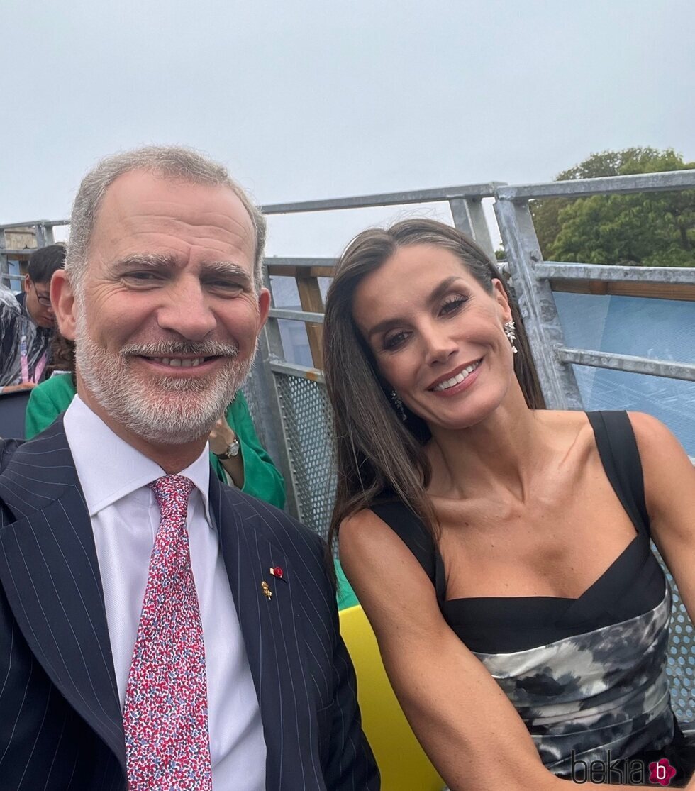 Los Reyes Felipe y Letizia comparten un selfie de la Ceremonia Inaugural de los JJOO 2024