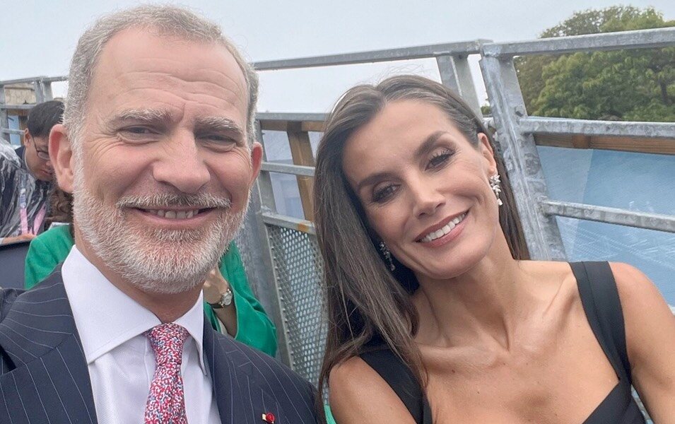 Los Reyes Felipe y Letizia comparten un selfie de la Ceremonia Inaugural de los JJOO 2024