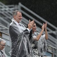 Los Reyes Felipe y Letizia con chubasquero en la Ceremonia de Inauguración de los JJOO 2024