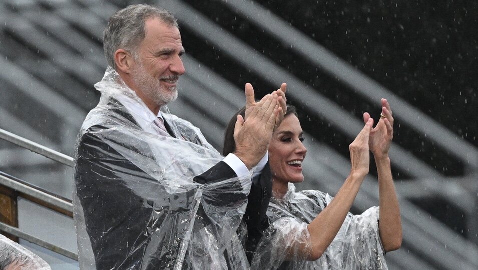 Los Reyes Felipe y Letizia con chubasquero en la Ceremonia de Inauguración de los JJOO 2024