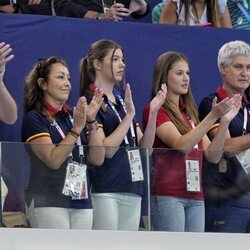 La Princesa Leonor y la Infanta Sofía aplaudiendo en un partido de waterpolo masculino en los Juegos Olímpicos de París 2024