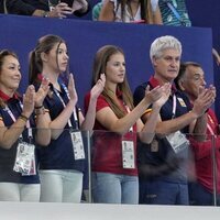 La Princesa Leonor y la Infanta Sofía aplaudiendo en un partido de waterpolo masculino en los Juegos Olímpicos de París 2024