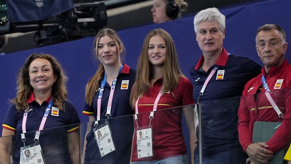 La Princesa Leonor y la Infanta Sofía en un partido de waterpolo masculino en los Juegos Olímpicos de París 2024