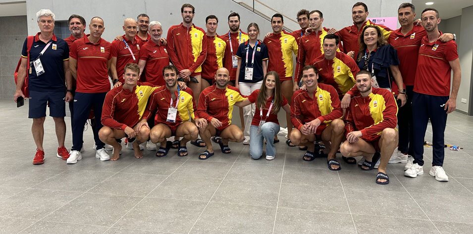 La Princesa Leonor y la Infanta Sofía con la selección española de waterpolo masculino en los Juegos Olímpicos de París 2024