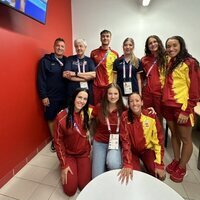 La Princesa Leonor y la Infanta Sofía con miembros del equipo olímpico español de natación en los Juegos Olímpicos de París 2024