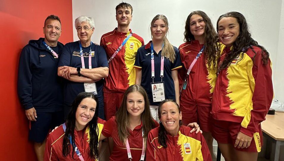 La Princesa Leonor y la Infanta Sofía con miembros del equipo olímpico español de natación en los Juegos Olímpicos de París 2024