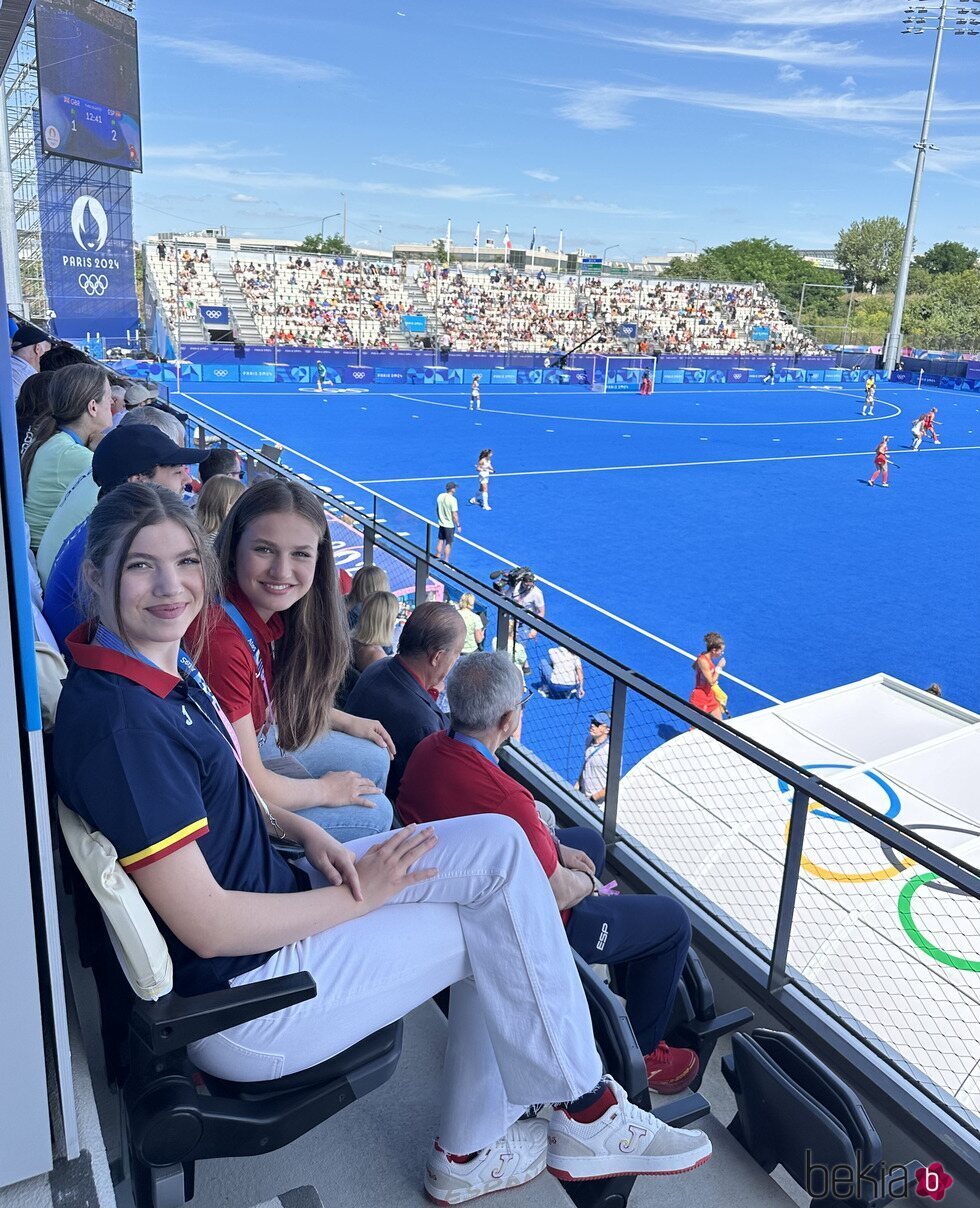 La Princesa Leonor y la Infanta Sofía en un partido de hockey femenino en los Juegos Olímpicos de París 2024