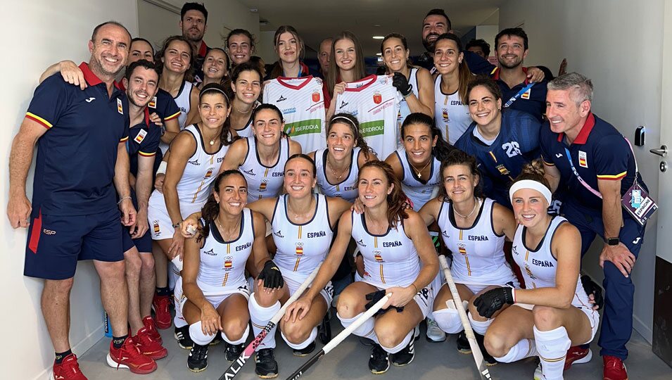 La Princesa Leonor y la Infanta Sofía con la selección española de hockey femenino en los Juegos Olímpicos de París 2024