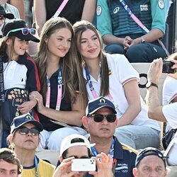 La Princesa Leonor y la Infanta Sofía haciéndose una foto con unos niños en los Juegos Olímpicos de París 2024