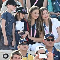 La Princesa Leonor y la Infanta Sofía haciéndose una foto con unos niños en los Juegos Olímpicos de París 2024