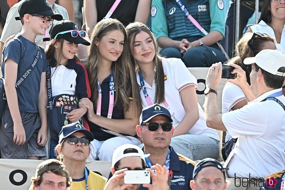 La Princesa Leonor y la Infanta Sofía haciéndose una foto con unos niños en los Juegos Olímpicos de París 2024