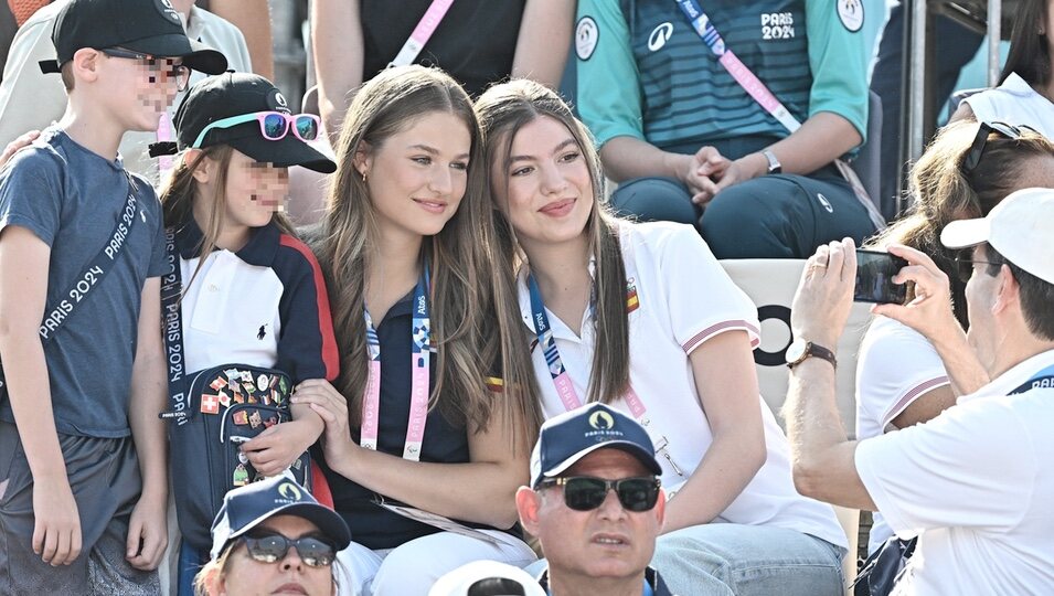 La Princesa Leonor y la Infanta Sofía haciéndose una foto con unos niños en los Juegos Olímpicos de París 2024