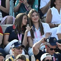 La Princesa Leonor hace un comentario a la Infanta Sofía en los Juegos Olímpicos de París 2024