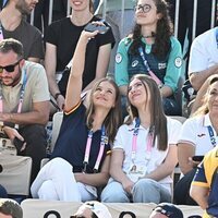 La Princesa Leonor y la Infanta Sofía haciéndose un selfie en un partido de voleibol playa en París 2024