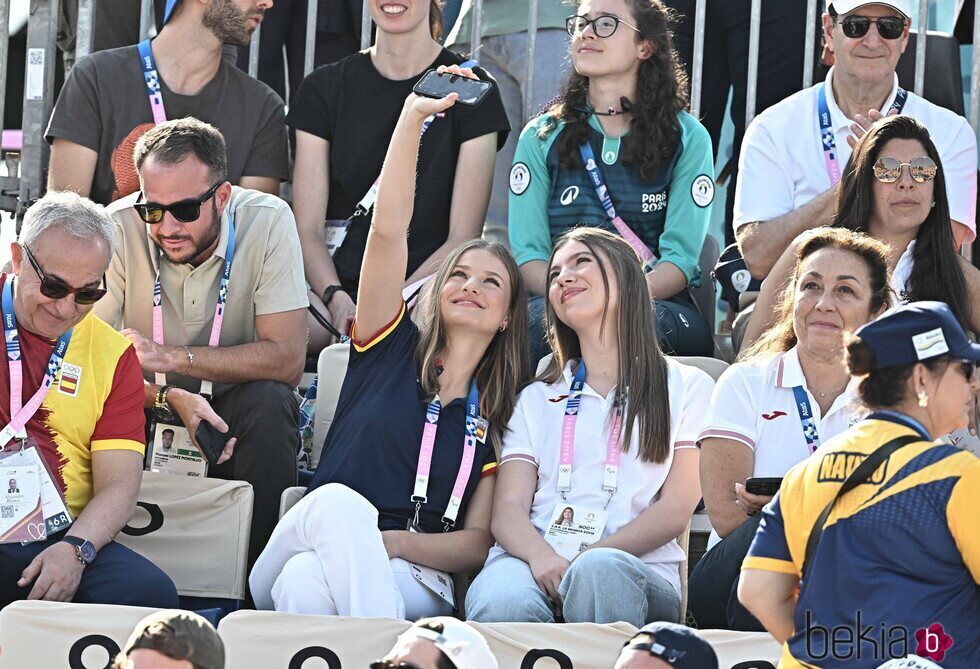 La Princesa Leonor y la Infanta Sofía haciéndose un selfie en un partido de voleibol playa en París 2024