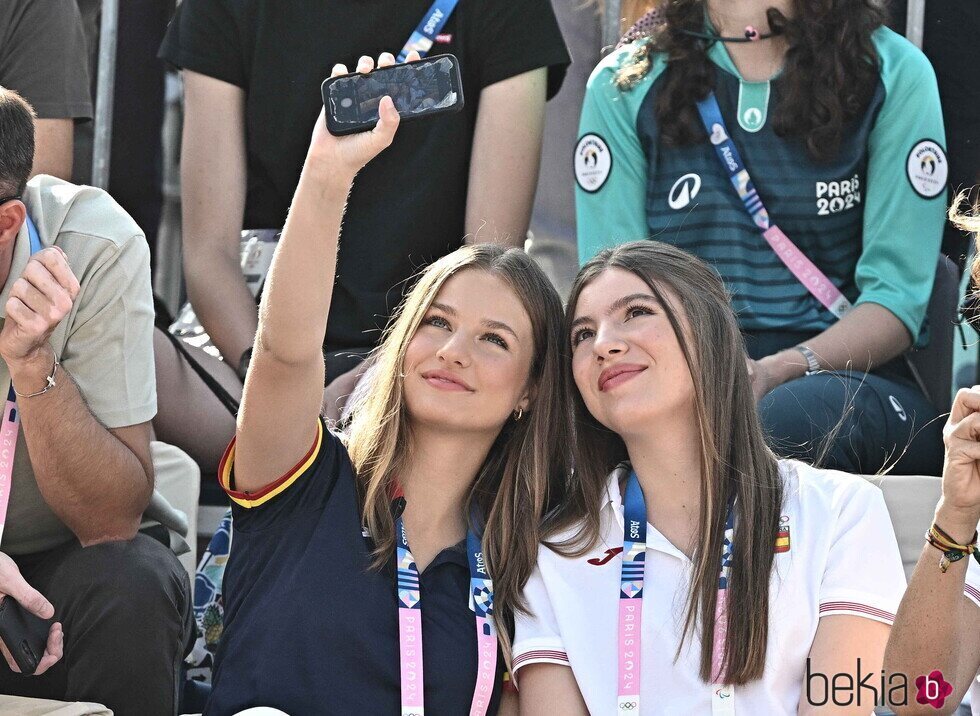 La Princesa Leonor y la Infanta Sofía se hacen un selfie en los Juegos Olímpicos de París 2024