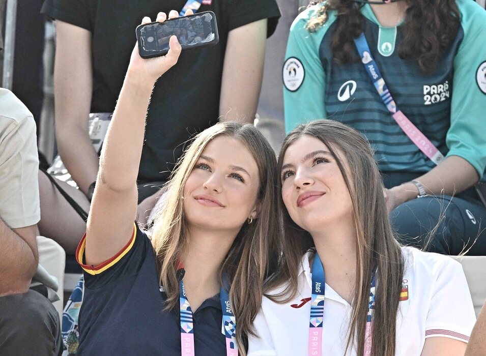 La Princesa Leonor y la Infanta Sofía se hacen un selfie en los Juegos Olímpicos de París 2024