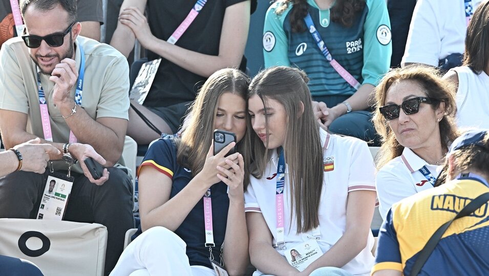 La Princesa Leonor y la Infanta Sofía viendo el selfie que se hicieron en los Juegos Olímpicos de París 2024